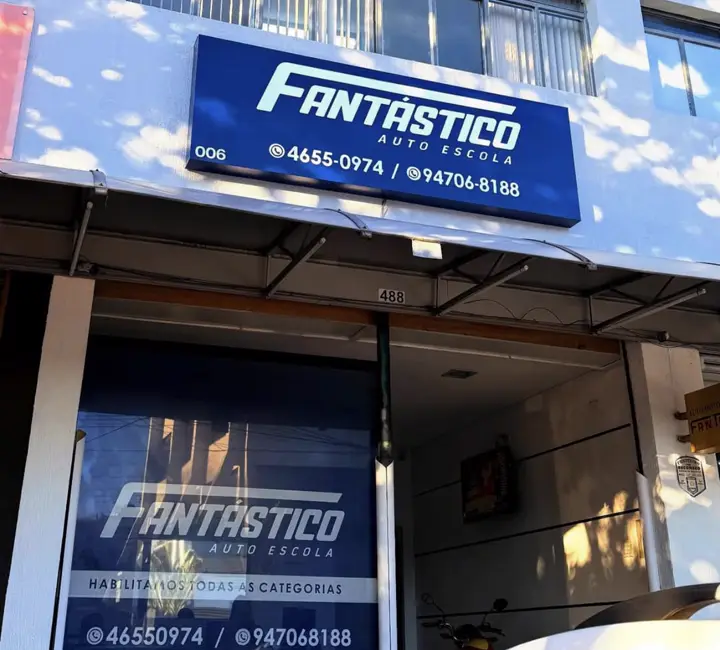 Fachada da Auto Escola Fantástico: letreiro azul e vitrine com a frase Habilitamos todas as categorias