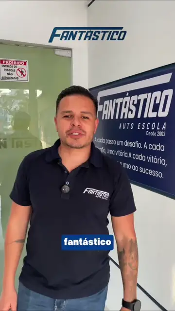 Integrante da equipe apresentando a Fantástico na recepção