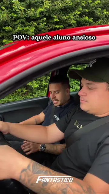 Cena de humor dentro do carro da autoescola