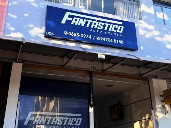 Fachada da Auto Escola Fantástico na Avenida Antônio Afonso de Lima